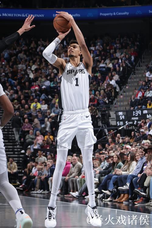 文班表现挣扎仅得6分 马刺惜败雷霆 开拓者险胜快船